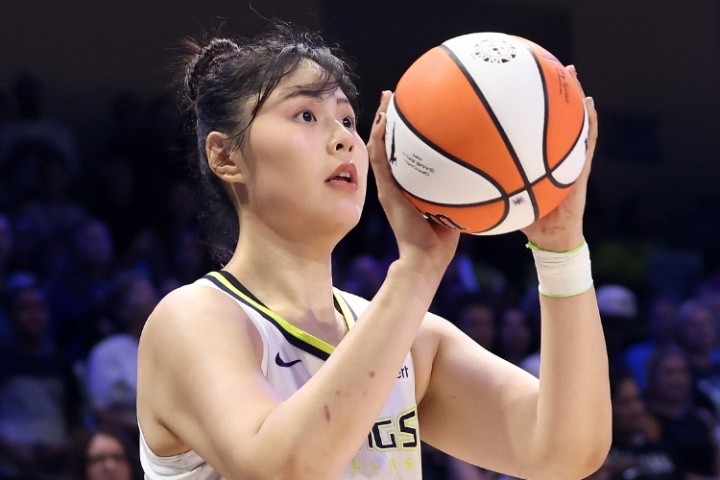 百家乐官网-膝盖受伤！媒体人：李月汝拍了片子 队医预计至少需要休息6周