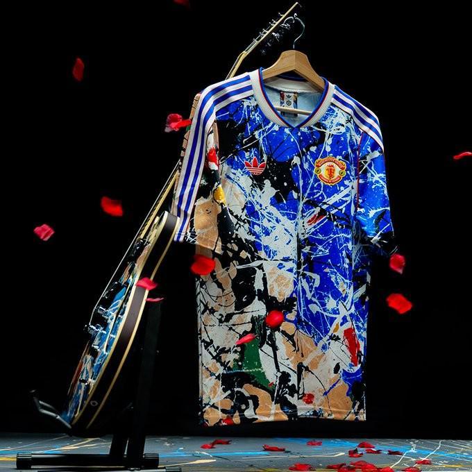 百家乐官网-曼联发布与石玫瑰乐队联名球衣,设计源自足球看台文化
